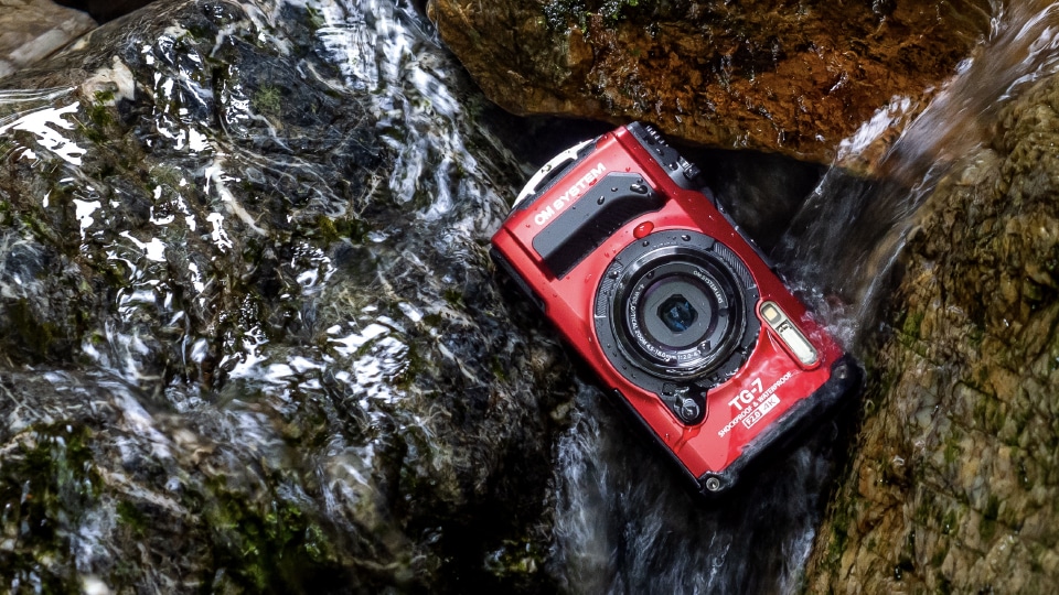 OM SYSTEM】コンパクトデジタルカメラ Tough TG-7(RED/BLK)の商品ページ|カメカメCAMERA