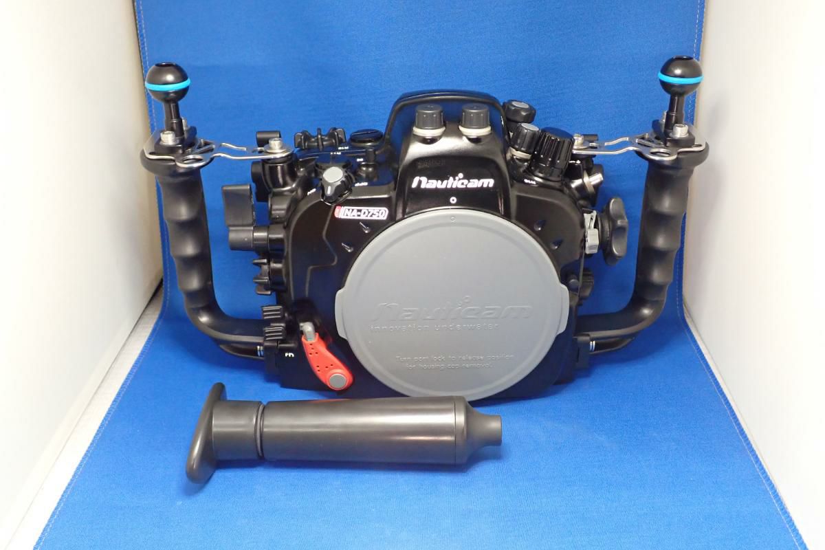 中古Aランク【ノーティカム / Nauticam】水中ハウジング NA D750 3FG + バキュームバルブII-1